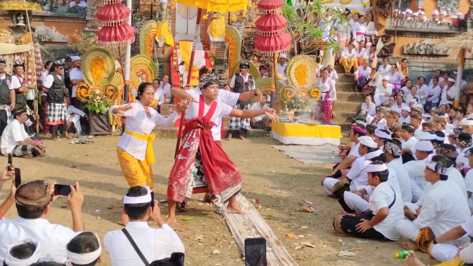 Tradisi Ngigel Desa di Desa Nagasepaha serangkaian pujawali Purnama Sasih Kapat.