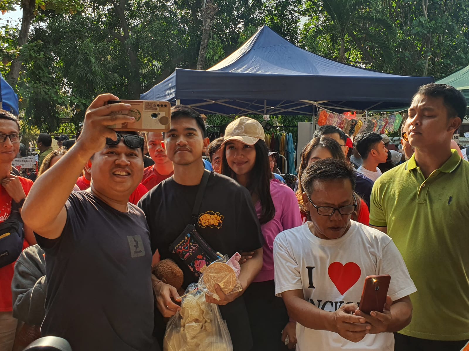 Kaesang Pangarep didampingi istrinya, Erina Gudono jadi rebutan warga untuk berfoto bersama di Denpasar Car Free Day, Minggu (1/10).