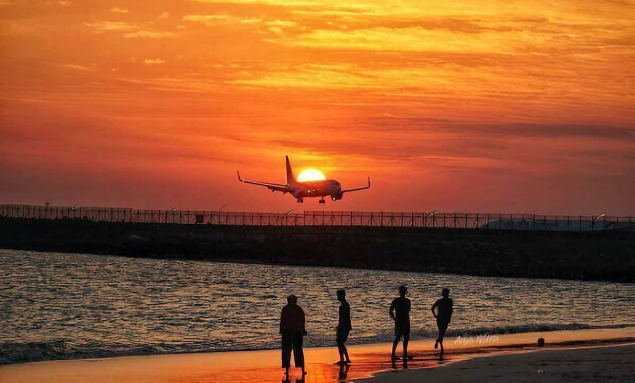 PANTAI KELAN: Pantai Kelan Bali berada di sebelah selatan Airport Ngurah Rai Bali. Dari tempat ini Anda dapat melihat pemandangan pantai bersamaan dengan pesawat terbang landing atau take-off.