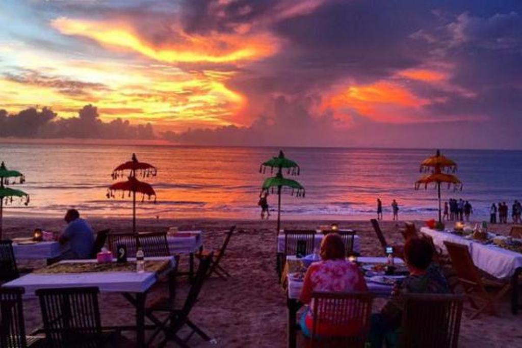 ROMANTIS : Pantai Jimbaran Bali dikenal sebagai tempat makan malam romantis di Bali dengan menu seafood bakar.