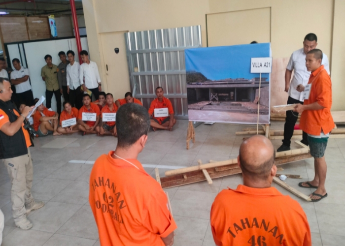 REKA ULANG: Tersangka perusakan dan pembakaran villa melakukan reka ulang adegan saat beraksi di Villa Detiga Neano.