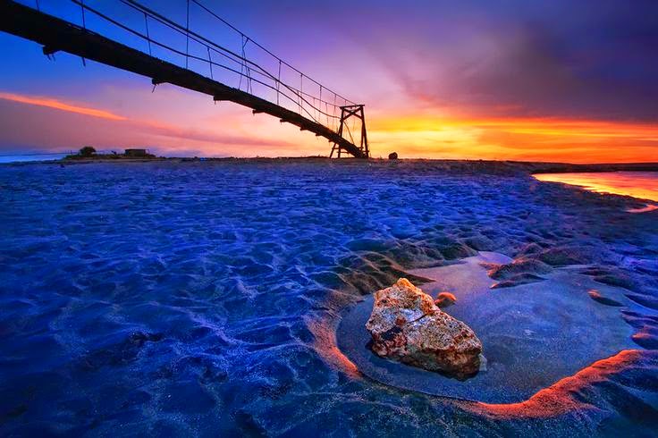 BERSANTAI: Pantai Batu Belig terletak di Seminyak, Kuta, Bali. Di pantai ini Anda dapat menikmati sunset sambil menyantap makanan atau bersantai di kafe dan restoran-restoran di sepanjang jalan pantai