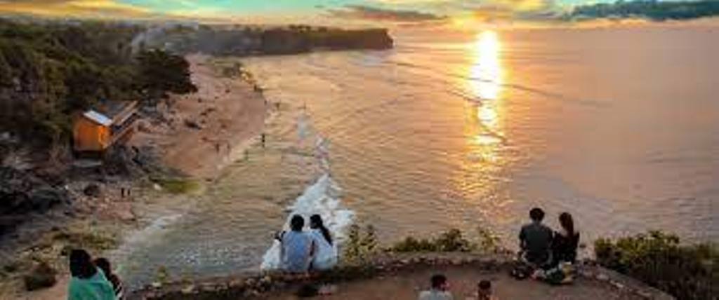 POHON KELAPA: Pantai Balangan Bali terletak di tebing dan bentangan tanah yang dipenuhi pohon kelapa di areal pinggir pantai.