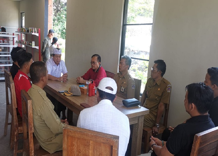 BODONG : Penutupan operasional penginapan Yogmantra Bali yang berdiri dikawasan suci Pura Goa Lawah, Senin (2/10).