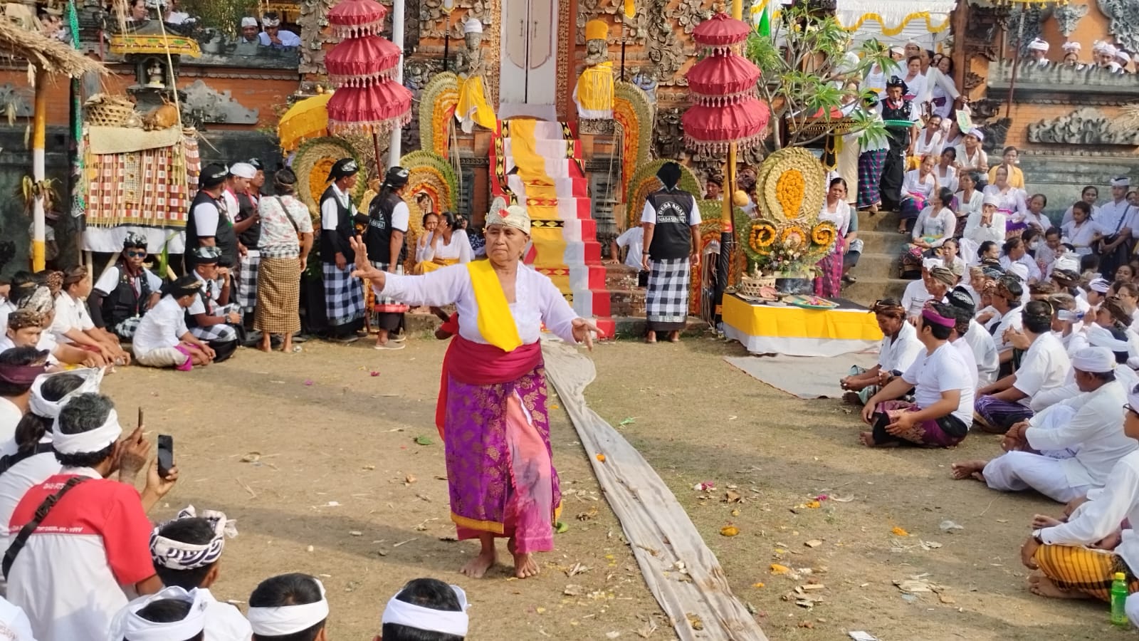 NGIGEL DESA: Tradisi Ngigel Desa di Desa Nagasepaha, Kecamatan Buleleng merupakan ungkapan wujud syukur dan kewajiban masyarakat Desa Nagasepaha.