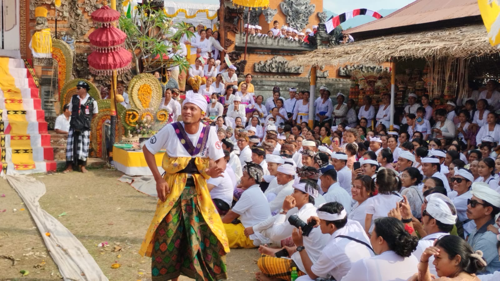 NGIGEL DESA: Tradisi Ngigel Desa, Desa Nagasepaha, Kecamatan Buleleng, Sabtu (30/9) siang. Ritual bagi warga baru yang hendak menjadi krama desa di Nagasepaha.