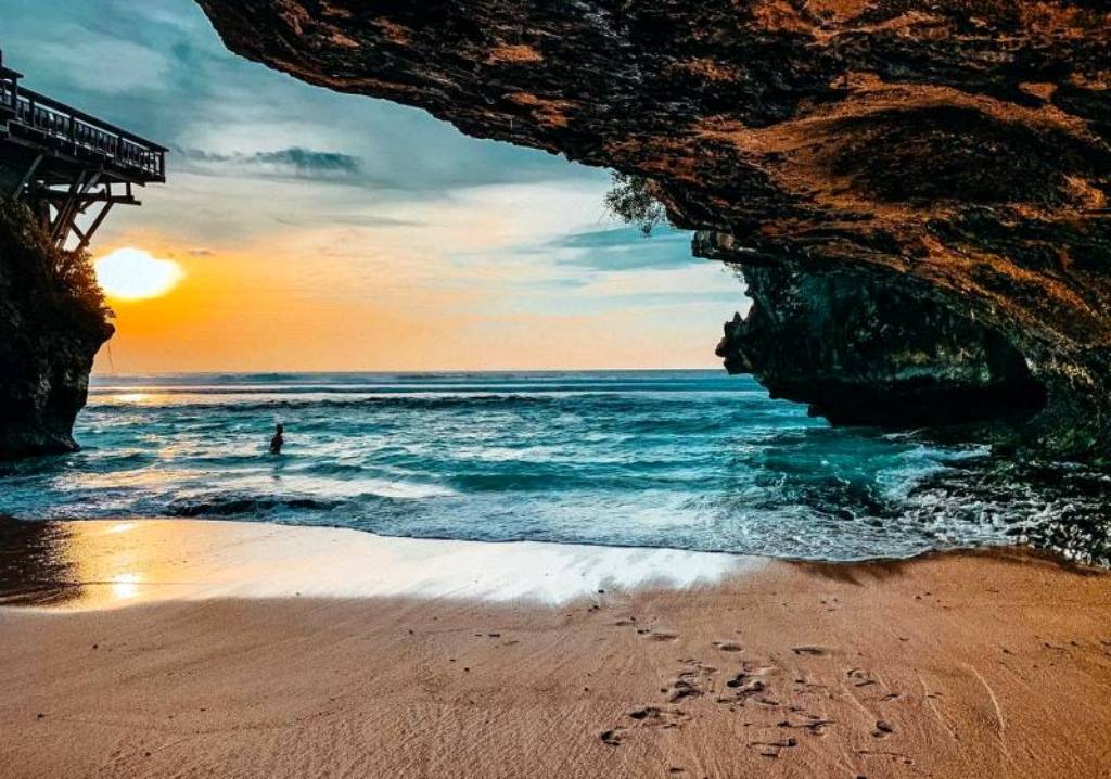 PASIR PUTIH: Suluban Beach Uluwatu memiliki pantai berpasir putih yang bersih serta bibir pantai menghadap ke sisi barat.