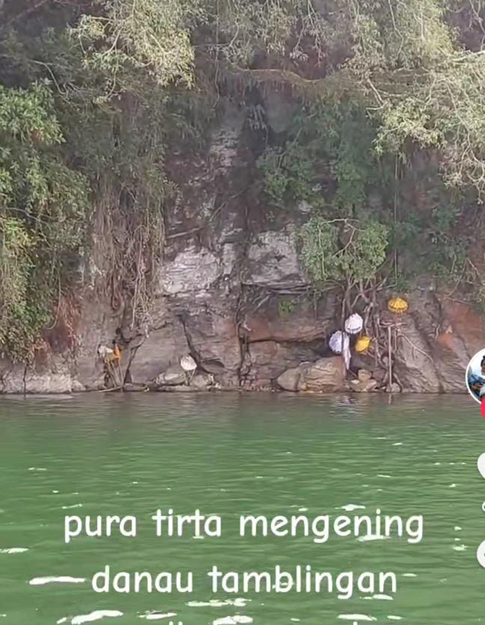 akun @wayansarini240 membagikan pengalaman sembahyang di Pura Tirta Mengening