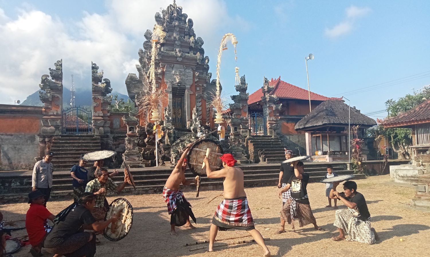 Krama Desa Adat Seraya Karangasem, Bali melaksanakan Gebug Ende di Pura Puseh dan Bale Agung untuk memohon hujan, Selasa 3 Oktober 2023.