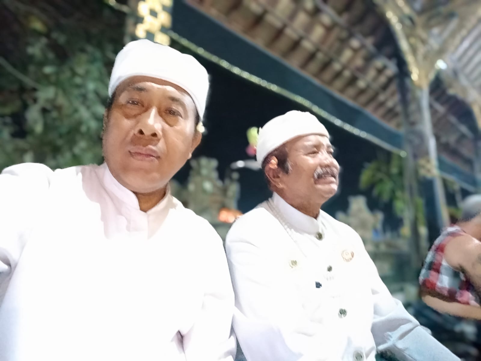 PEMANGKU : Jro Mangku Ketut Gede Kesumawijaya, Pemangku Pura Desa, Desa Adat Penestanan, Desa Sayan, Kecamatan Ubud menjelaskan soal kitab Sarasamuscaya Sloka 1 yang berisi ajaran Catur Marga.