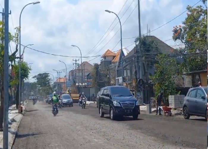 PROYEK: Kondisi Jalan Dewi Sri, Kelurahan Legian, Kecamatan Kuta yang saat ini dalam tahap perbaikan.