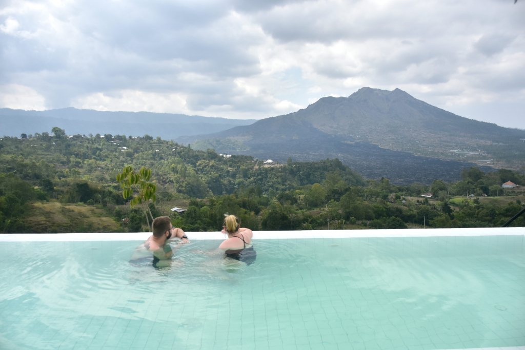 Wisatawan berendam di kolam sembari menikmati pemandangan alam Gunung Batur dari sebuah restoran di kawasan Kintamani, Bangli, Bali, Kamis 14 September 2023.