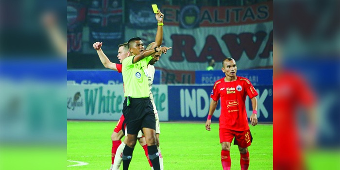 Wasit Aidil Amzi saat memimpin laga Persija Jakarta melawan Bali United di pekan ke-13 Liga 1 lalu.