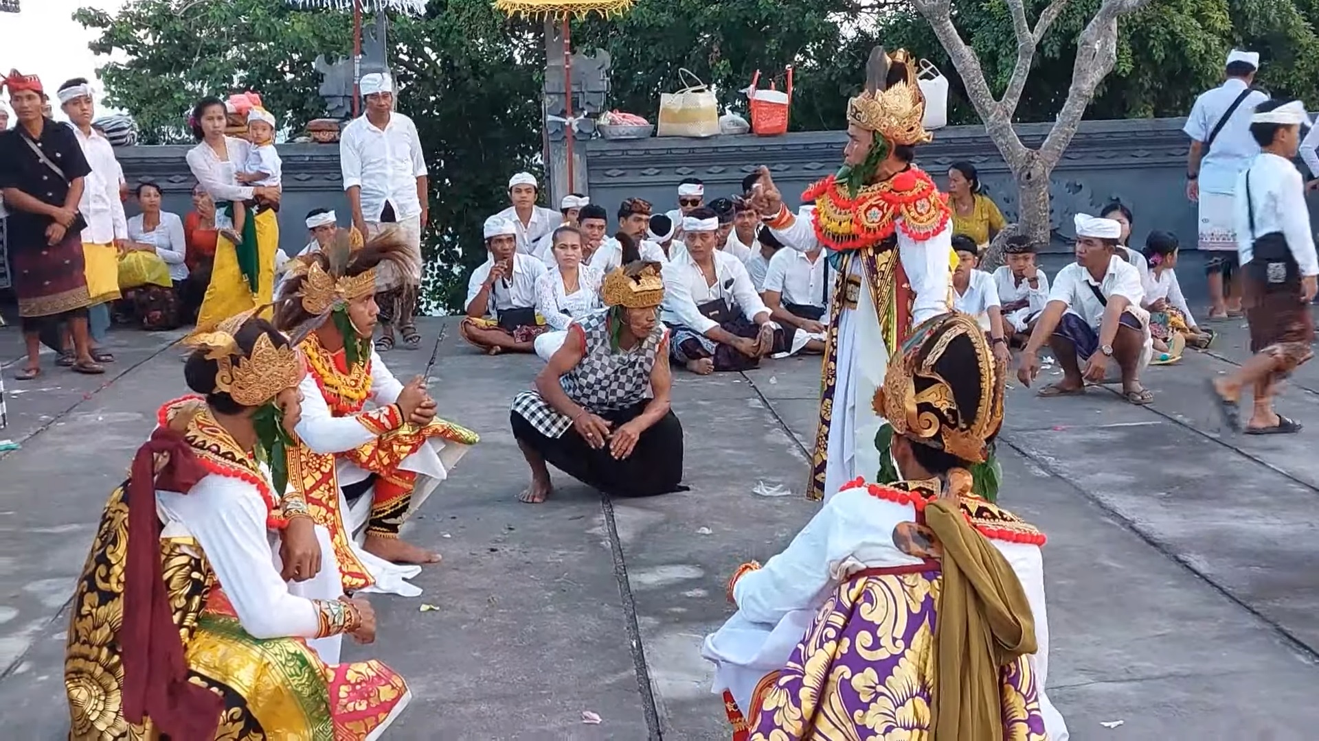 KERAUHAN: Turunnya Ida Ratu Gede Ngurah Paluang dan Ratu Gede Sakti Hyang Mami dibuktikan dalam bentuk kerauhan.