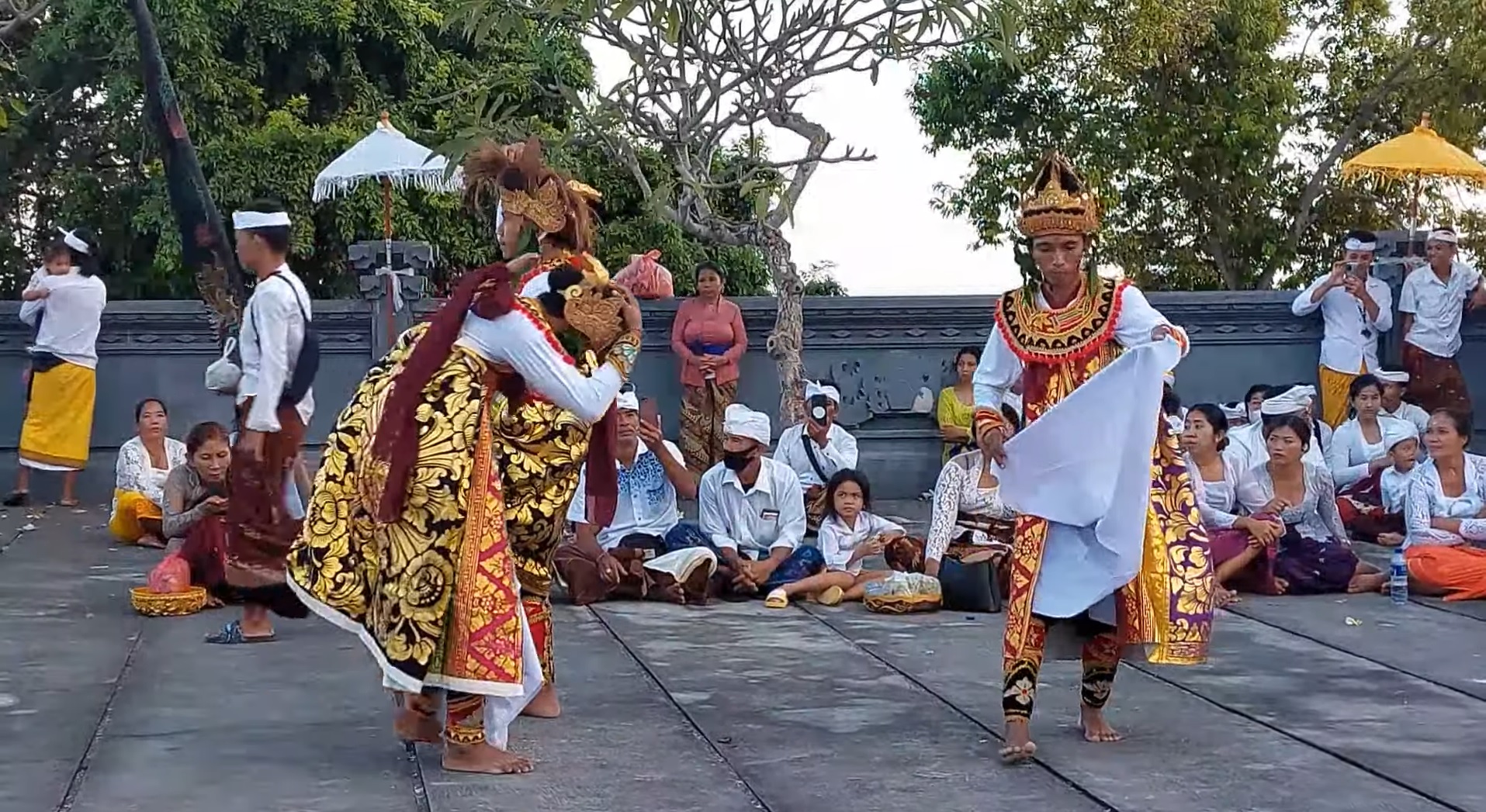 MELUKAT: Sebelum mementaskan Tari Demang Temenggung, penari dan penabuh harus melukat.