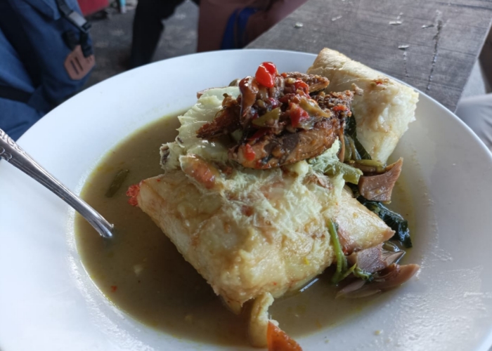Tipat Kuah Serobsob yang patut dicicipi saat berkunjung ke Mentigi, Nusa Penida, Klungkung.