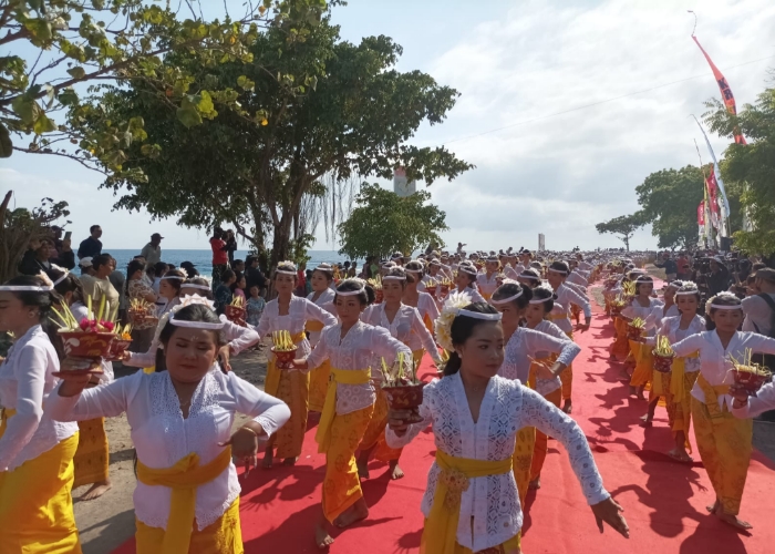 DIBUKA : Tarian Pendet Pasepan iringi ritual Mulang Pakelem dalam pembukaan Nusa Penida Festival 2023, Kamis (5/10).