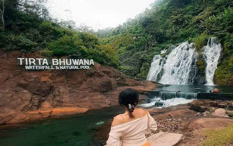 air terjun Tirta Bhuwana di Buleleng yang sedang hits