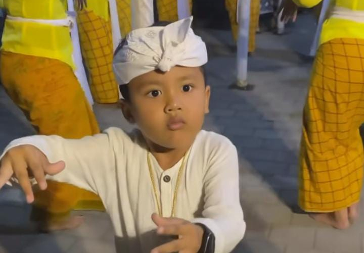 anak kecil menari di antara ibu-ibu menari Rejang menjadi sorotan