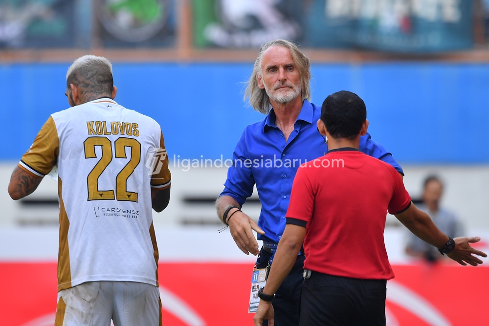 Pelatih Dewa United, Jan Olde Riekerink (tengah) ingin mengembalikan tren kemenangan timnya. Pada pekan ke-15, Dewa United menghadapi PSS Sleman di Stadion Indomilk Arena