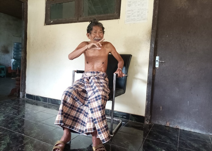 SEPUH : Si Wayan Pedoman saat menceritakan pengalamannya ketika Ketua Umum PDIP Megawati Soekarnoputri menginap dirumahnya.