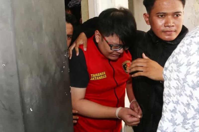 Ronald Tannur tersangka pembunuhan Andien di karaoke menangis saat dihadirkan dalam konferensi pers di Mapolrestabes Surabaya, Jumat (6/10).