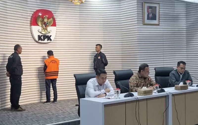 KPK menentapkan dan menahan Walikota Bima Muhammad Lutfi kasus dugaan korupsi pengadaan barang dan jasa, Kamis (5/10).