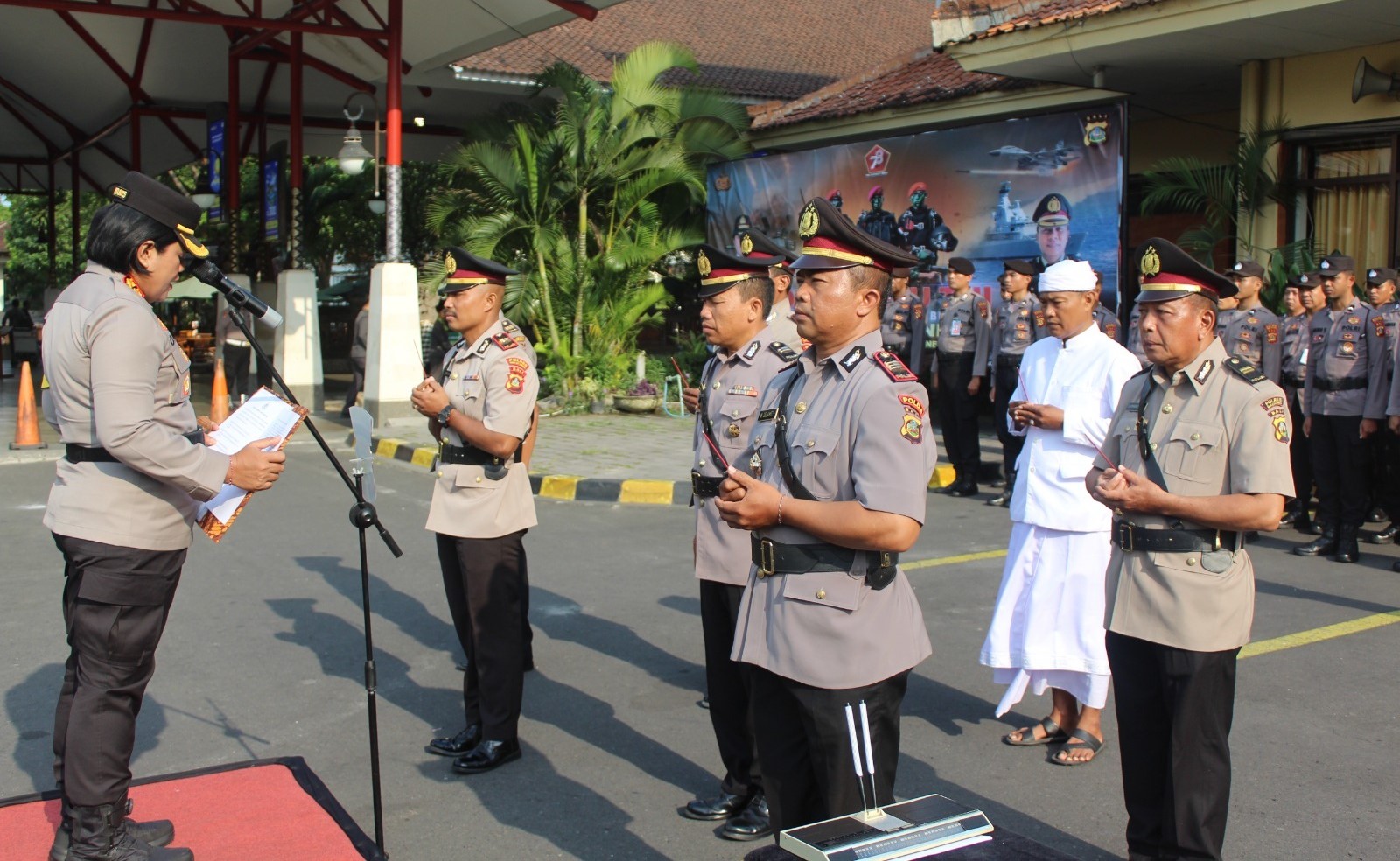 Kapolres Bandara Ngurah Rai AKBP Ida Ayu Wikarniti melantik para pejabat kasat baru Polres Bandara Ngurah Rai, Sabtu 8 Oktober 2023.
