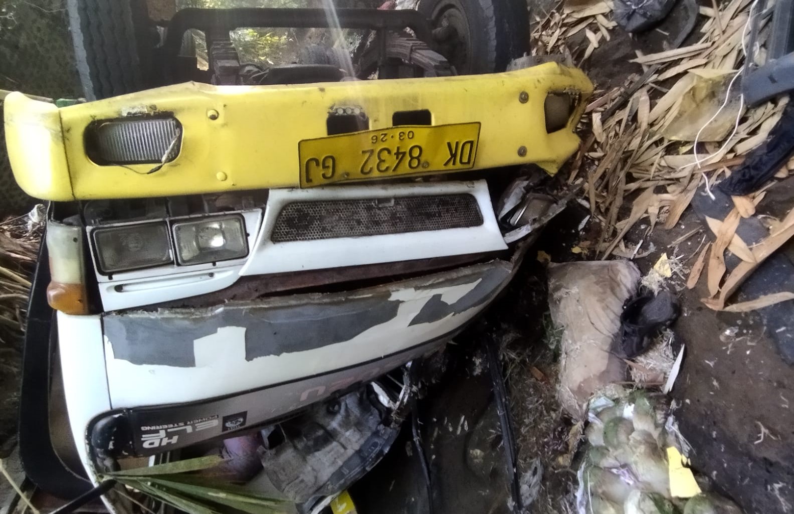 Truk terperosok ke sungai di Tabanan setelah tidak kuat menanjak.