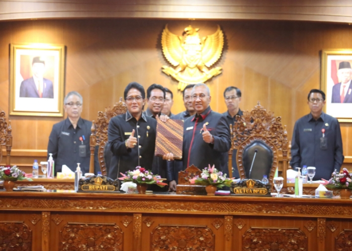 RAPAT: Ketua DPRD Badung Putu Parwata menyerahkan tiga Ranperda inisiatif Dewan kepada Bupati Badung I Nyoman Giri Prasta dalam Rapat Paripurna, Senin (9/10).