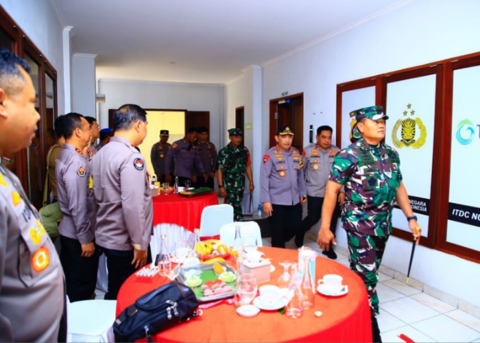 CEK: Panglima TNI Laksamana Yudo Margono dan Kapolri Jenderal Polisi Listyo Sigit Prabowo saat mengecek venue untuk KTT AIS.
