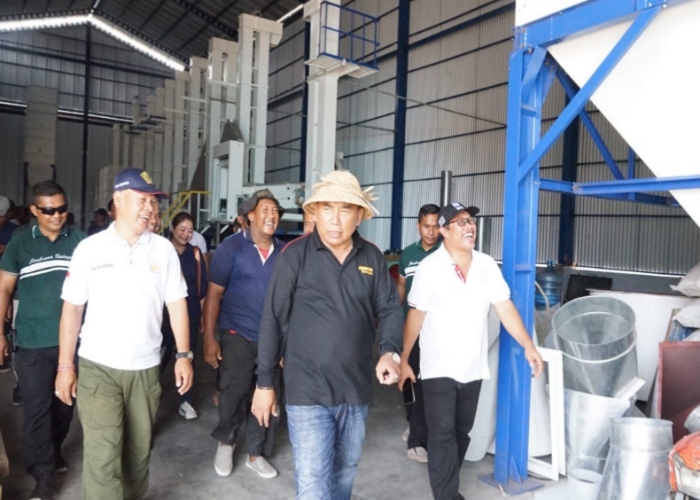 MENINJAU : Bupati Jembrana I Nengah Tamba meninjau pengerjaan progek rice miling unit di Desa Penyaringan, Kecamatan Mendoyo.