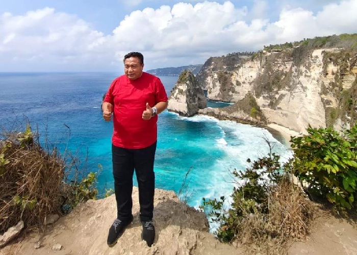 PUNGUTAN : Anggota Komisi VI DPR RI, I Nyoman Parta saat berkunjung ke Diamond Beach, Nusa Penida, Klungkung.