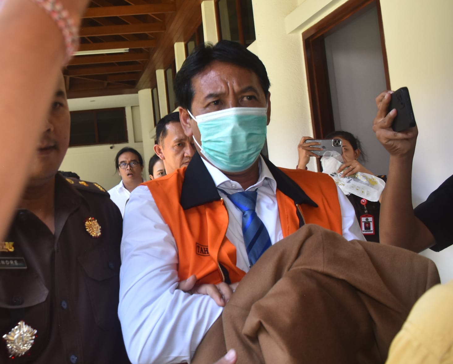Kejati Bali menahan Rektor Unud, Prof. Antara di LP Kerobokan kasus dugaan korupsi dana SPI, Senin (9/10).