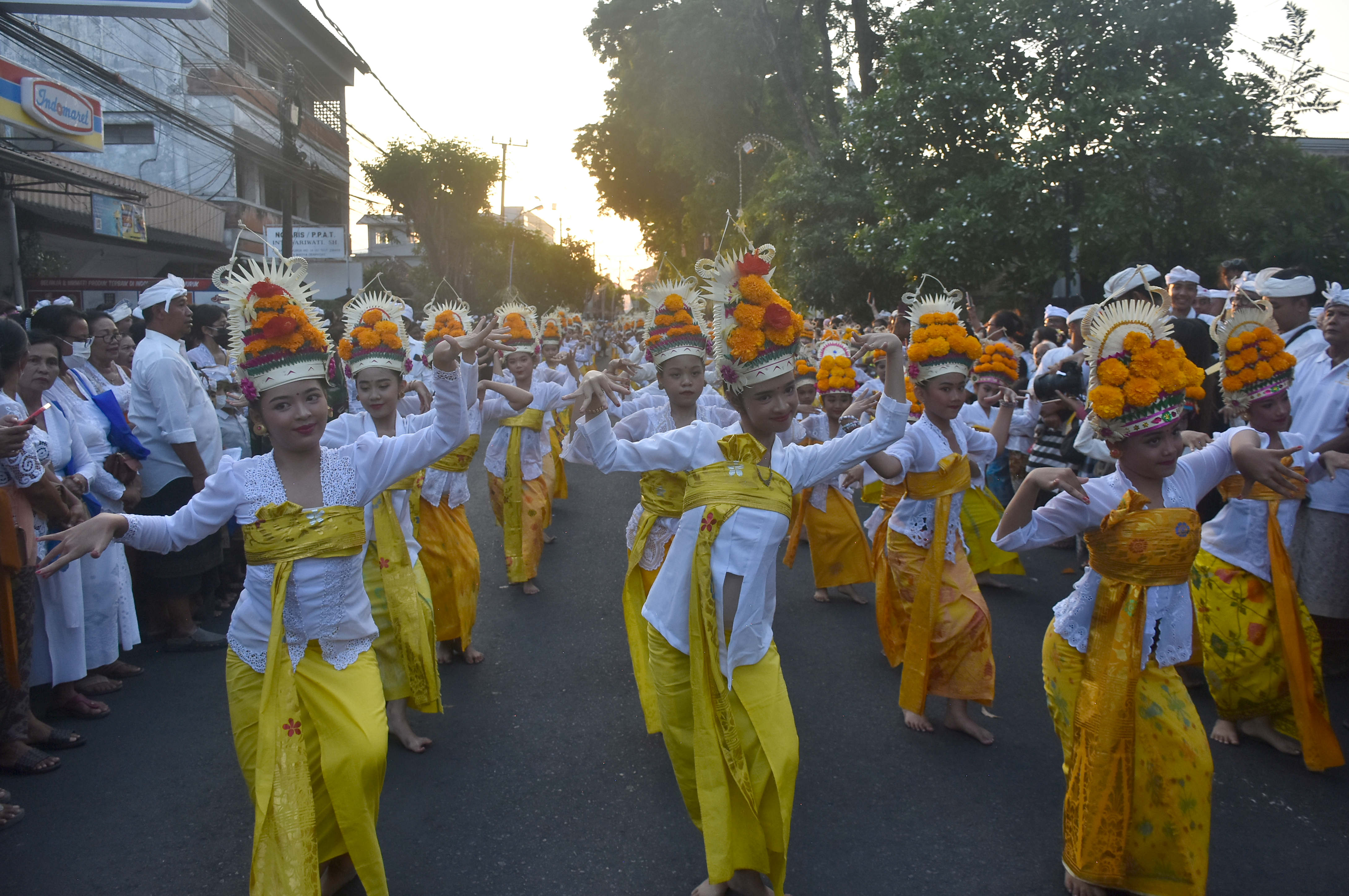 REJANG DEWA: Sebanyak 500 anak-anak membawakan tari rejang dewa dalam upacara pemendak agung melasti serangkaian karya pedudusan agung di Pura Dalem Tungkub, Desa Adat Pagan, Denpasar.