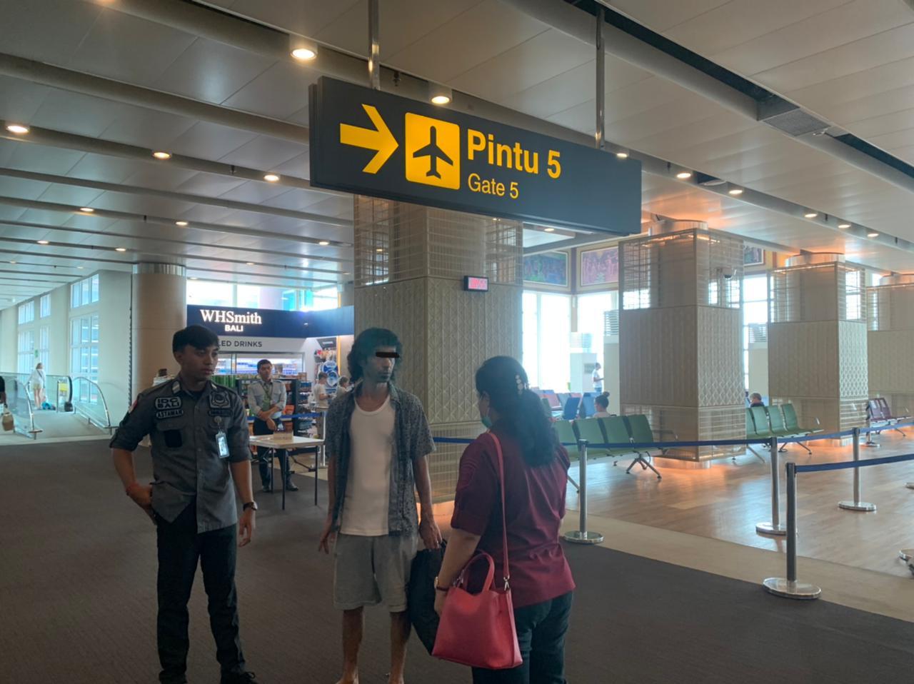Warga Turki inisial MB dideportasi Imigrasi Bali melalui Bandara Ngurah Rai setelah menjalani hukuman kasus bobol ATM Bank Mandiri, Senin (9/10).