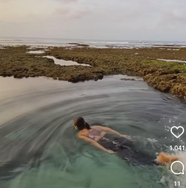 wisatawan berendam di natural pool Pantai Thomas