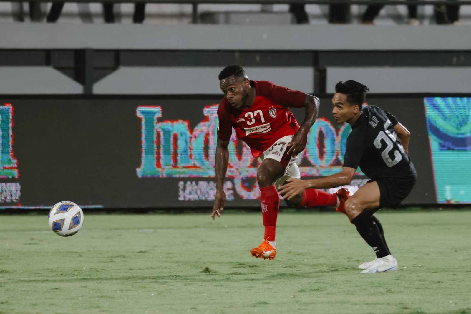 PRIVAT MBARGA: Winger Bali United, Privat Mbarga (kiri) telah resmi menjadi warga negara Kamboja setelah dinaturalisasi.