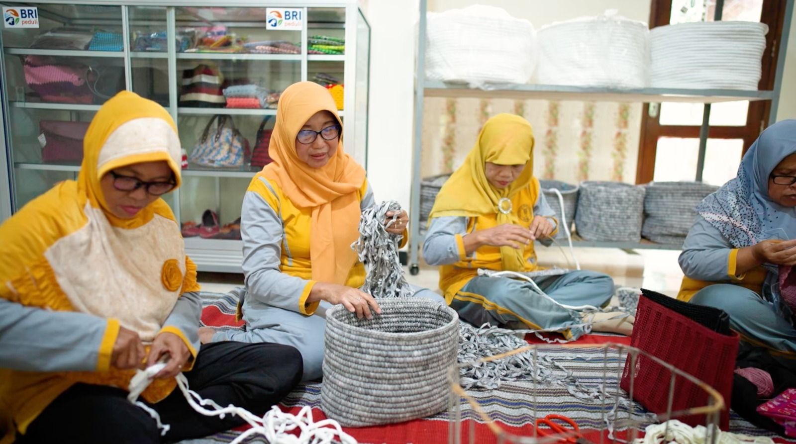 INSPIRASI: Para perajin Rajut di Desa Tidu, Kabupaten Purbalingga, Jawa Tengah jadi inspirasi kaum wanita.