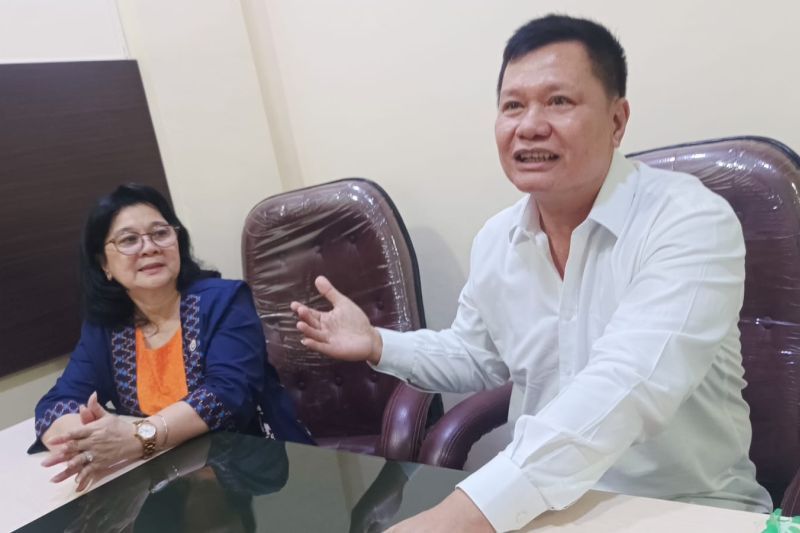 Anggota Komisi IV DPR RI nonaktif Edward Tannur (kanan) didampingi Kuasa Hukum Lisa Rachmat menyampaikan keterangan pers di Surabaya, Selasa (10/10).