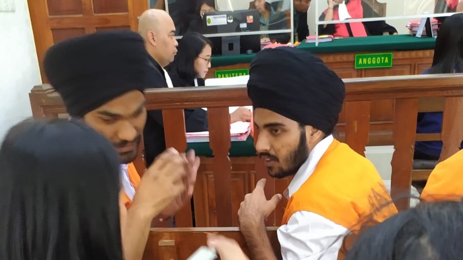 Dua orang warga India Ajaypal Singh dan Gurmej Singh diadili di PN Denpasar kasus pembunuhan di Sanur, Denpasar.