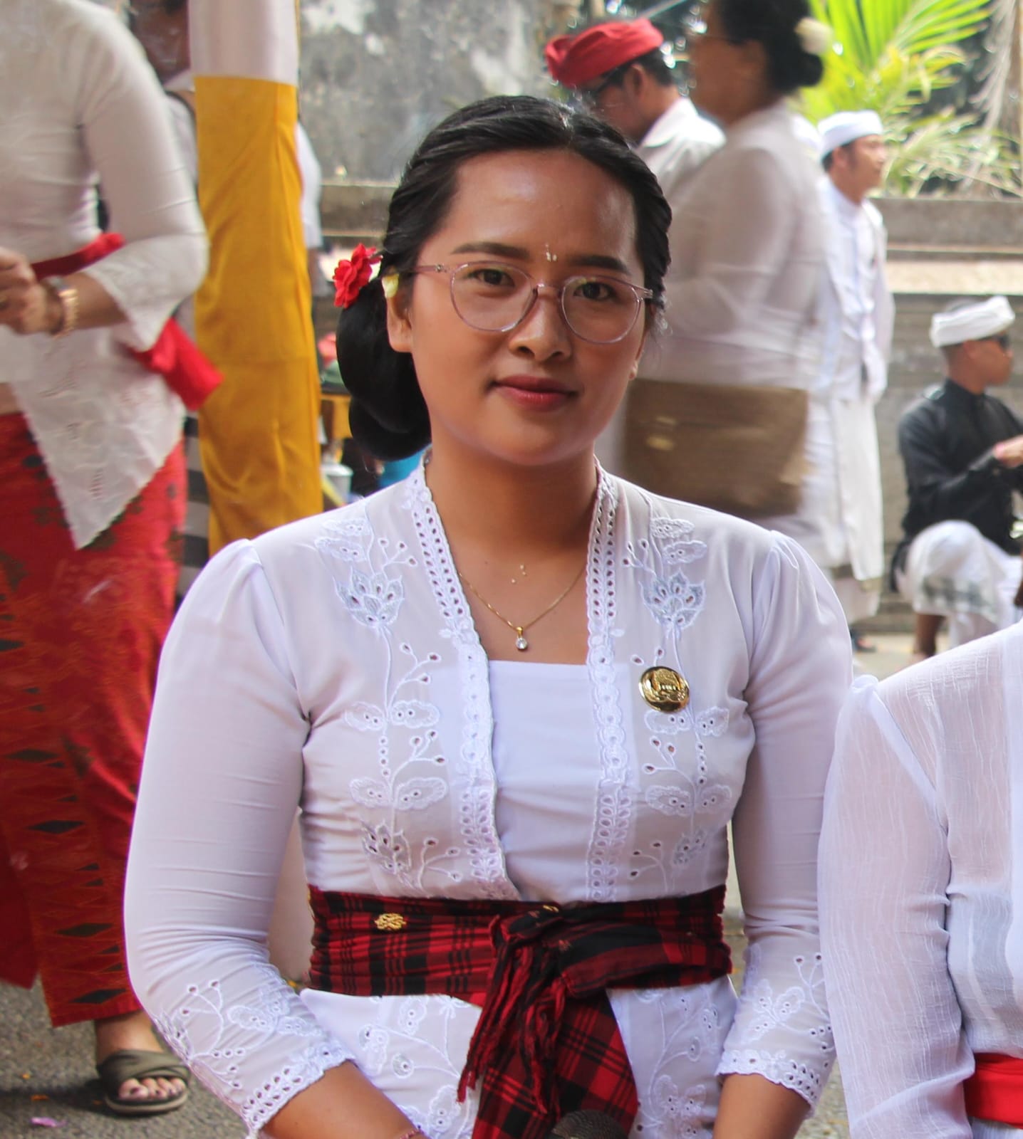 KEWANGEN: Ni Luh Cesi, seorang penyuluh Agama Hindu di Kantor Kementerian Agama Kabupaten Tabanan, menjelaskan soal makna dan penggunaan kewangen Surat Walung Kepala.