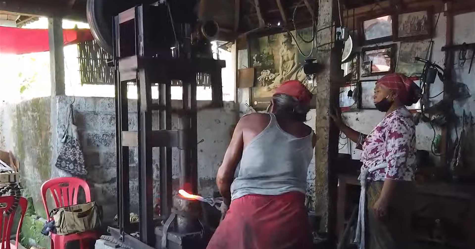NILAI SPIRITUAL: Perapen tidak hanya sebagai tempat menempa logam untuk menghasilkan senjata dan berbagai peralatan, tetapi memiliki makna yang sarat dengan nilai spiritual.