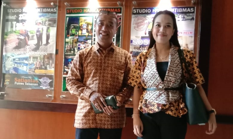 Nyoman Yudara dan Ni Wayan Pipit Prabhawanty kuasa hukum korban NCK usai mendampingi pemeriksaan di Polres Tabanan, Selasa (10/10).
