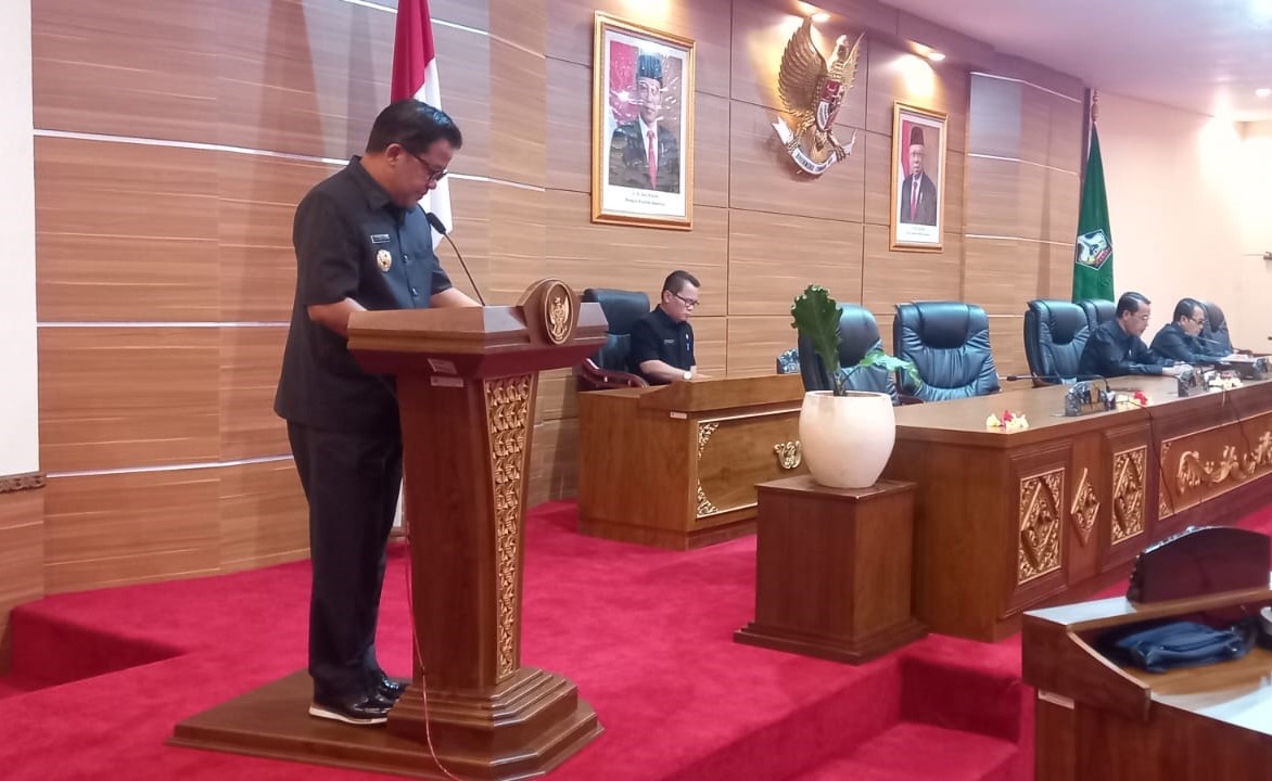 Bupati Bangli Sang Nyoman Sedana Arta (berdiri) membacakan rancangan APBD 2024 yang salah satunya target PAD, Selasa 10 Oktober 2023.