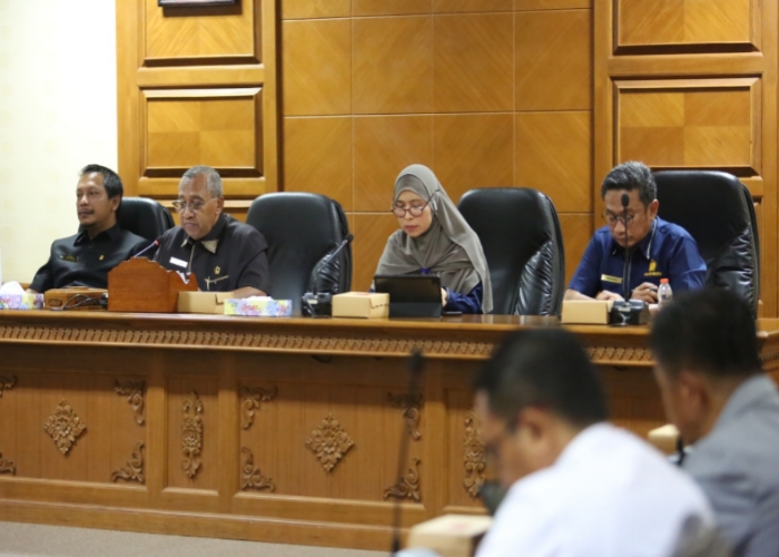 RAPAT: Pelaksanaan rapat kerja Pansus DPRD Badung terkait Ranperda Pajak Daerah dan Retribusi Daerah, Rabu (11/10).