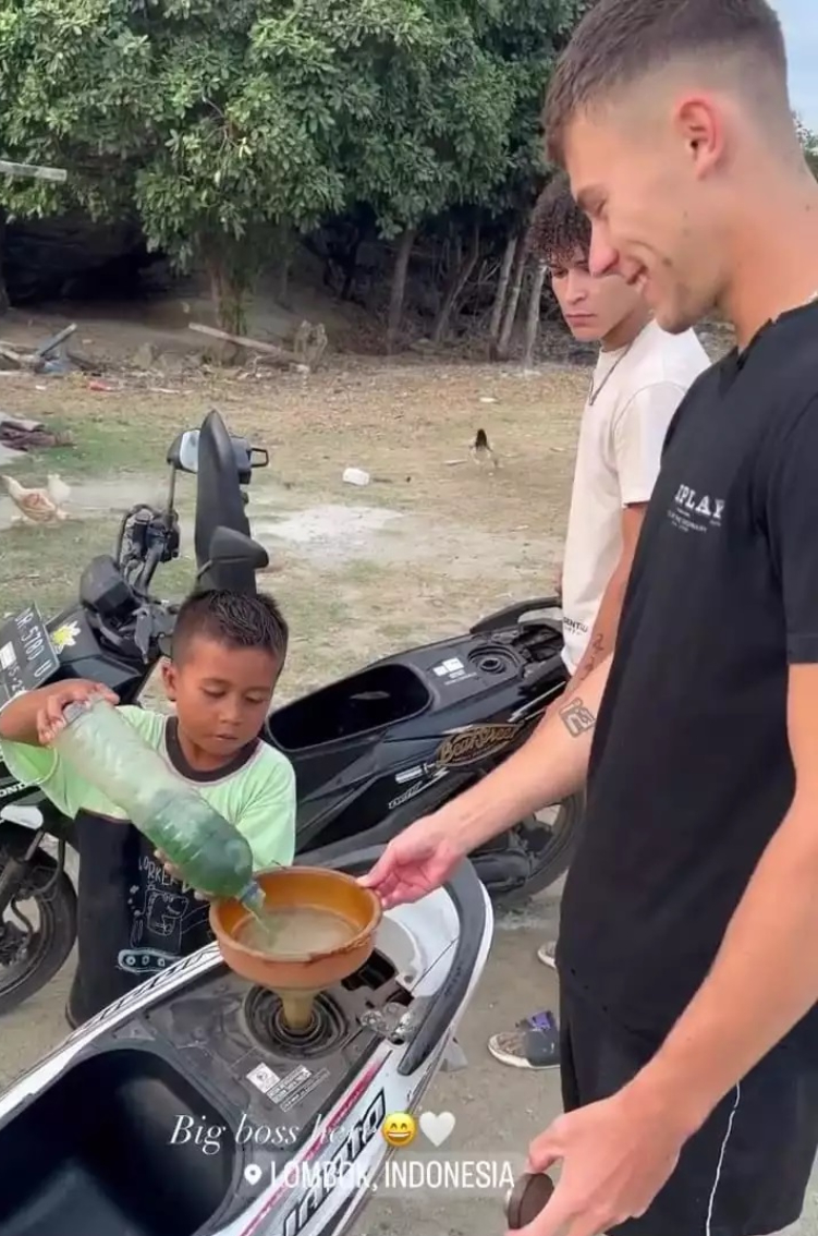 Filip Salac beli bensin eceran saat berada di Lombok