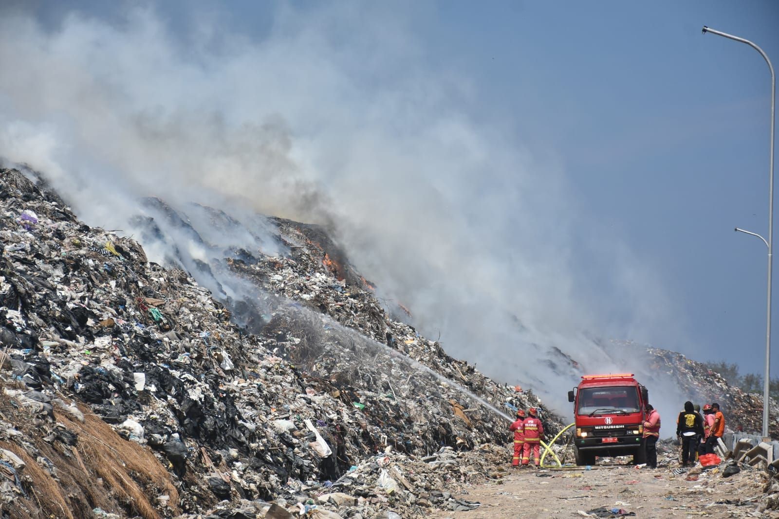 Kebakaran sampah di TPA Swung, Denpasar pada Kamis 12 Oktober 2023.