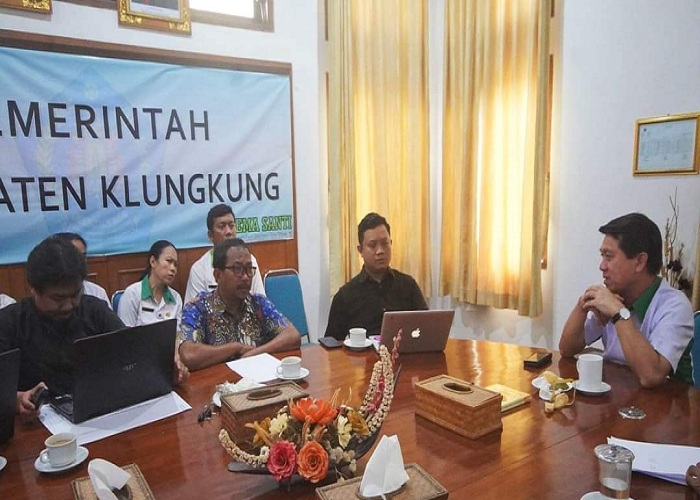 TURUN : Bupati Suwirta saat menggelar rakortas dengan tim perizinan terkait proyek villa bodong di Nusa Penida.