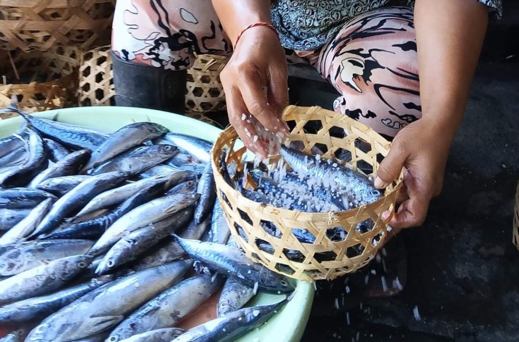 IKAN PINDANG: Menggarami ikan lalu diolah menjadi pindang merupakan salah satu cara mengawetkan ikan.